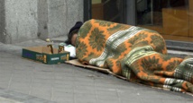 Una persona duerme en la calle en Madrid, España