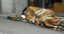 Una persona duerme en la calle en Madrid, España Una persona duerme en la calle en Madrid, España