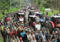 Campesinos manifestándose en Colombia Campesinos manifestándose en Colombia