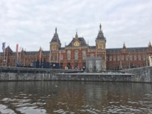 La estación central de trenes de Amsterdam La estación central de trenes de Amsterdam