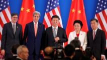 De izquierda a derecha, Lew, Kerry, Xi y Yang