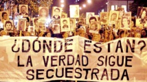 Manifestantes protestando contra los asesinatos de izquierdistas