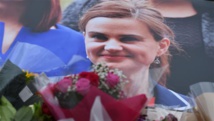 Flores sobre una foto de Jo Cox