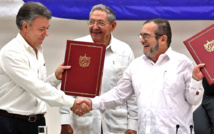 De izquierda a derecha, el presidente de Colombia, Juan Manuel Santos, el de Cuba Raúl Castro y el jefe de las FARC Timochenko