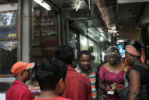 Africanos comparndo en Delhi Africanos comparndo en Delhi