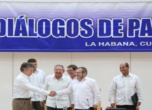 Santos y Timochenko dándose la mano en La Habana