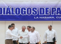 Santos y Timochenko dándose la mano en La Habana Santos y Timochenko dándose la mano en La Habana