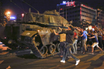 La gente se abalanza sobre un tanque