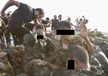 Civiles golpean a soldados en Turquía Civiles golpean a soldados en Turquía