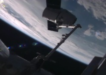 El brazo robótico de la Estación espacial internacional captura a la cápsula Dragon El brazo robótico de la Estación espacial internacional captura a la cápsula Dragon
