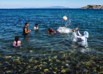 Refugiadas juegan en una playa de Lesbos en junio Refugiadas juegan en una playa de Lesbos en junio