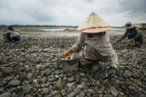 En Laos, la arena y los guijarros del Mekong alimentan las obras en China En Laos, la arena y los guijarros del Mekong alimentan las obras en China