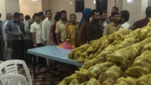 Indios haciendo cola para conseguir comida en Arabia Indios haciendo cola para conseguir comida en Arabia