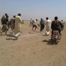 Los rebeldes destrozan el cadáver de un soldado ruso Los rebeldes destrozan el cadáver de un soldado ruso