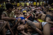 Presos durmiendo en la cárcel de Quezon city Presos durmiendo en la cárcel de Quezon city