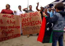 Manifestantes libios rechazando cualquier intervención extranjera Manifestantes libios rechazando cualquier intervención extranjera