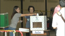 Una mujer vota en el referéndum en Tailandia