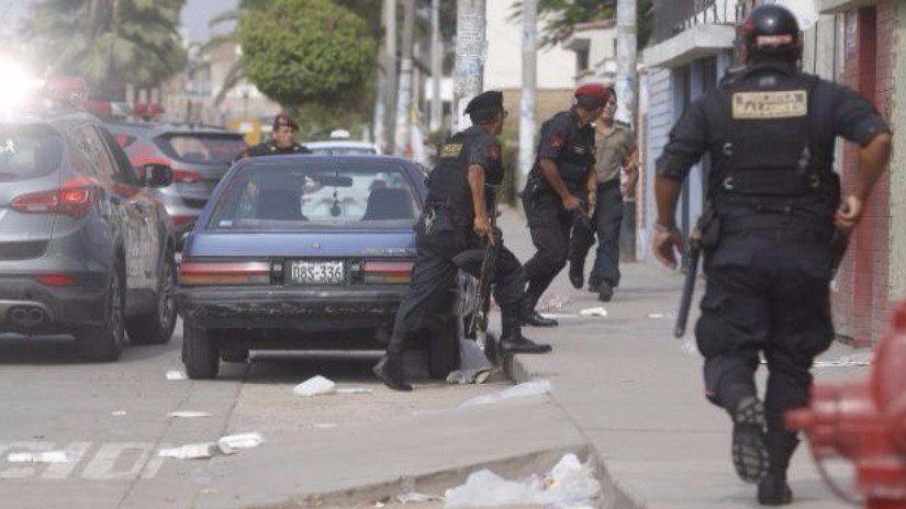 Policías peruanos