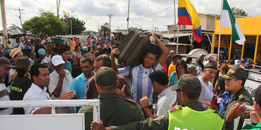 Miles de venezolanos cruzando la frontera