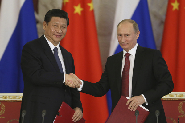 Xi Jinping-a la izquierda-y Vladimir Putin