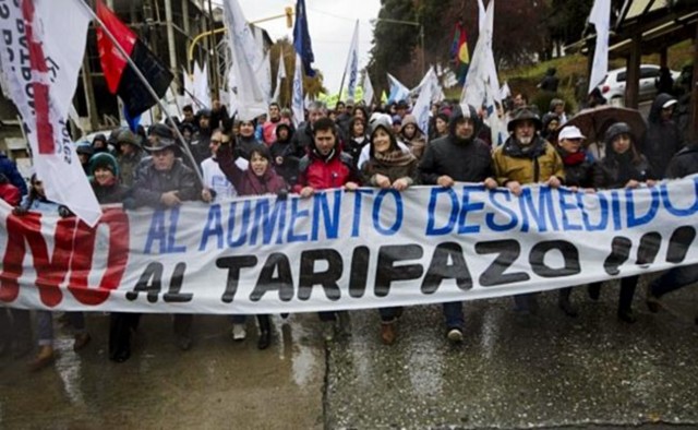 Manifestantes protestan contra el tarifazo