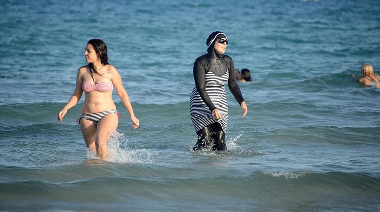 Dos mujeres en una playa francesa, una de ellas con burkini. Dos mujeres en una playa francesa, una de ellas con burkini.