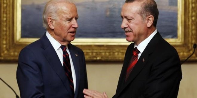 Joe Biden-a la izquierda-y Reyeb Taib Erdogan