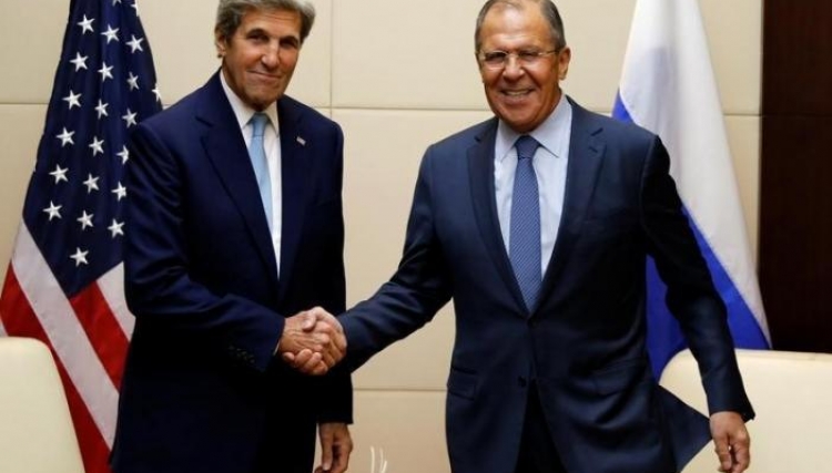 Kerry-a la izquierda- y Lavrov