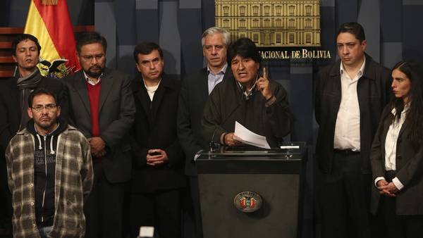 Evo Morales rodeado de miembros de su gobierno