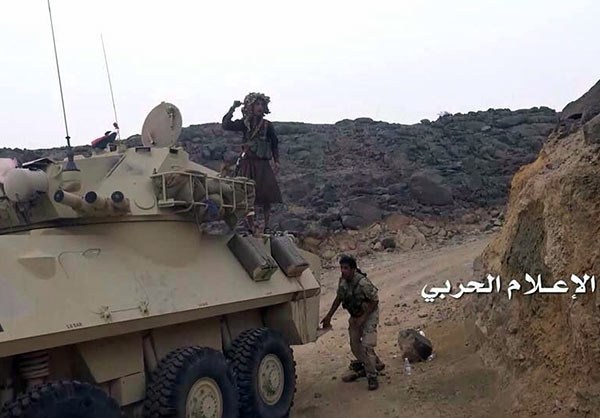 Milicianos yemeníes tras capturar un carro blindado saudí