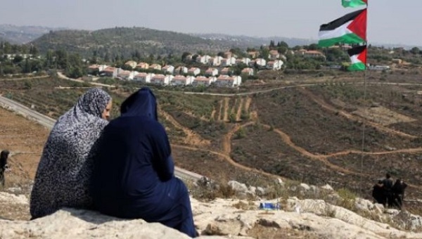 Palestinas ante la colonia israelí de Hallamish en Nabi Saleh