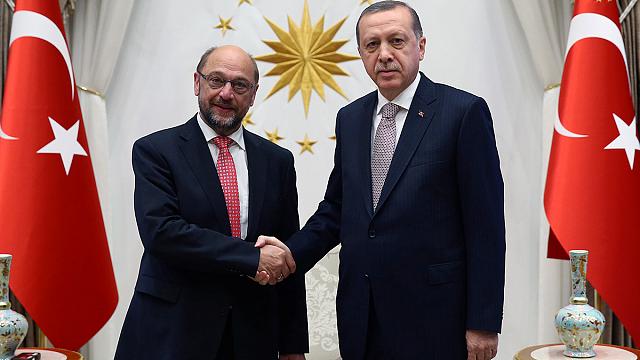 Martin Schulz-a la izquierda-y Erdogan