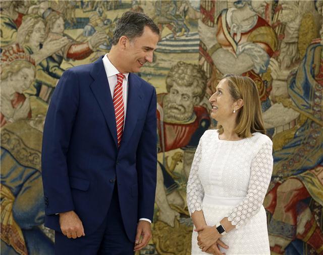 El rey de España-a la izquierda-y la presidenta del congreso Ana Pastor