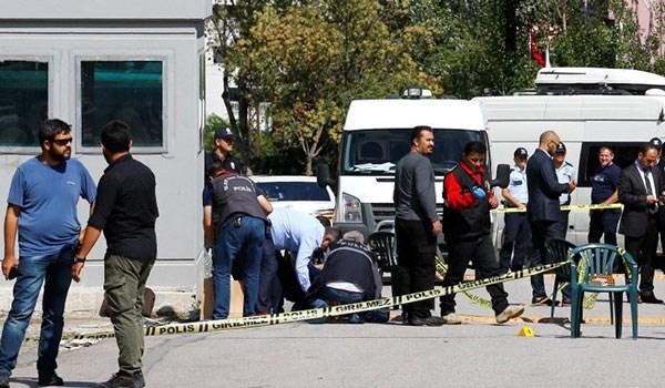 Los policías recogen muestras