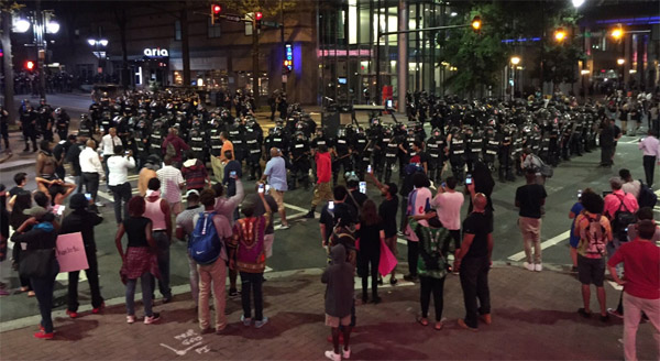 Manifestantes y policías en Charlotte