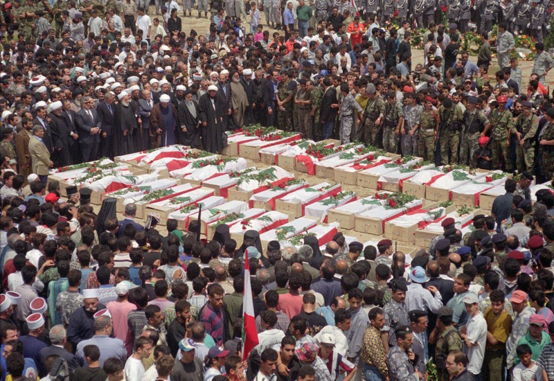 Funeral en el sur de Líbano de los más de 100 muertos en el bombardeo israelí sobre la aldea de Qana en 1996 por orden de Shimon Peres