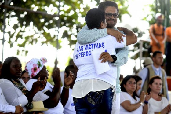 Iván Márquez abraza a una de las víctimas