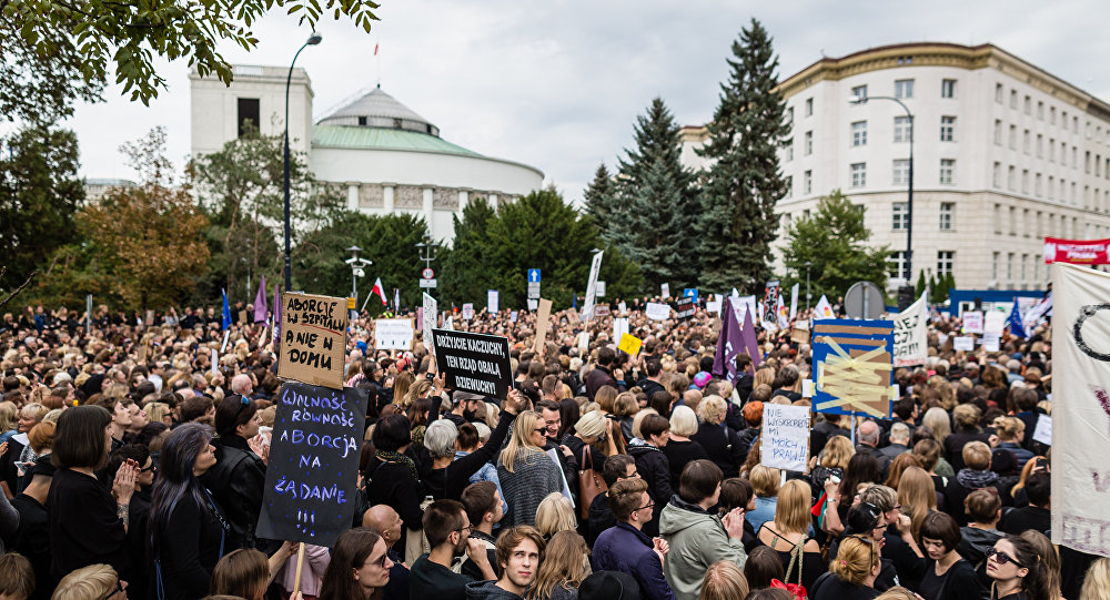 Manifestantes contra la prohibición del aborto en Varsovia, Polonia