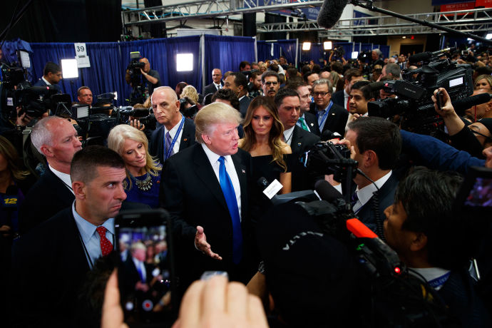 Donald Trump hablando con periodistas