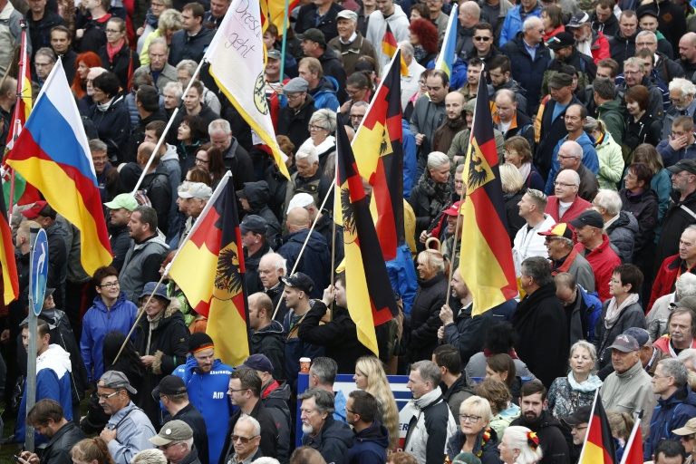 Manifestantes de Pegida contra los refugiados e inmigrantes