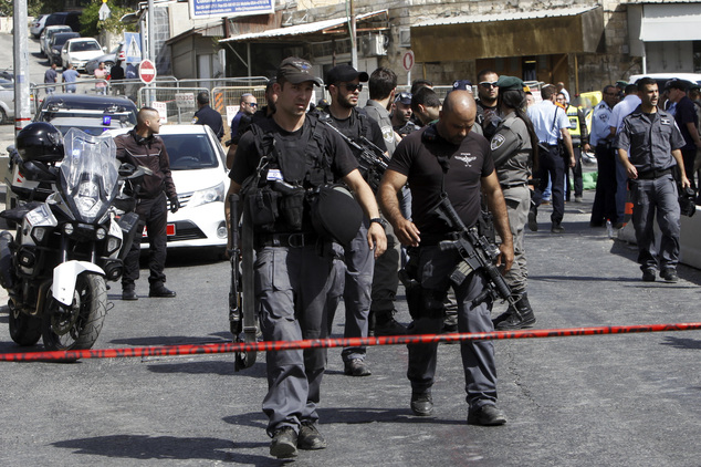 Policías israelíes en el lugar donde pararon el coche