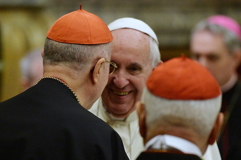 El papa hablando con dos cardenales