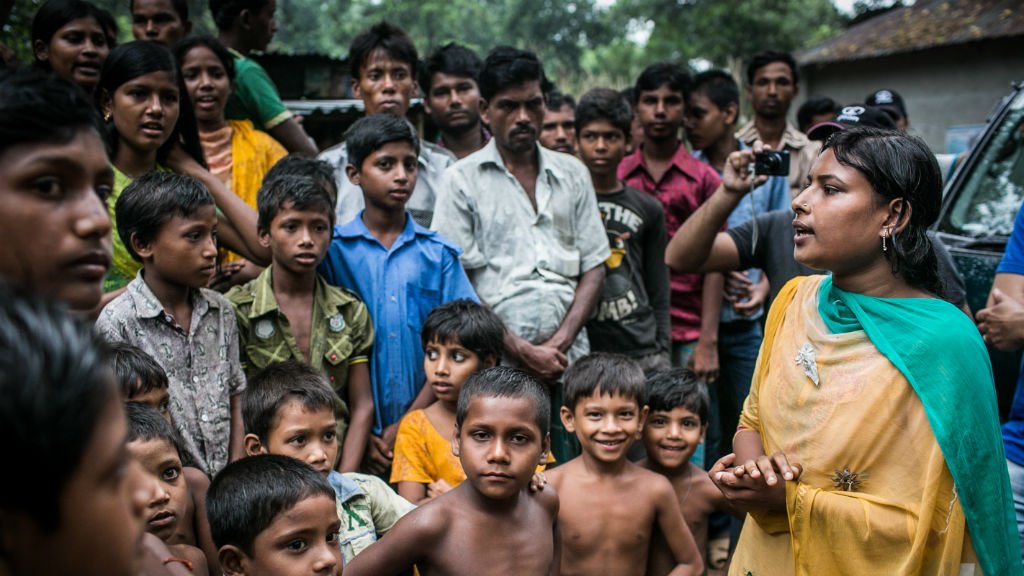 Radha Rani hablando a niños