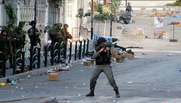 Un soldado israelí disparando