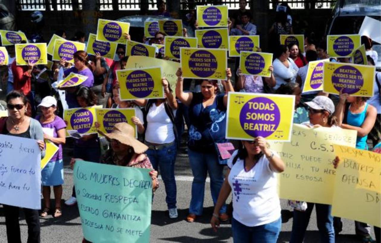 Manifestantes a favor del aborto en El Salvador