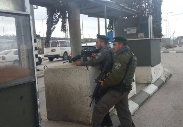 Policías de fronteras israelíes en el cruce de Tapuah