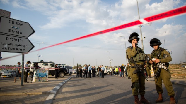 Soldados israelíes en el cruce de Gush Etzion