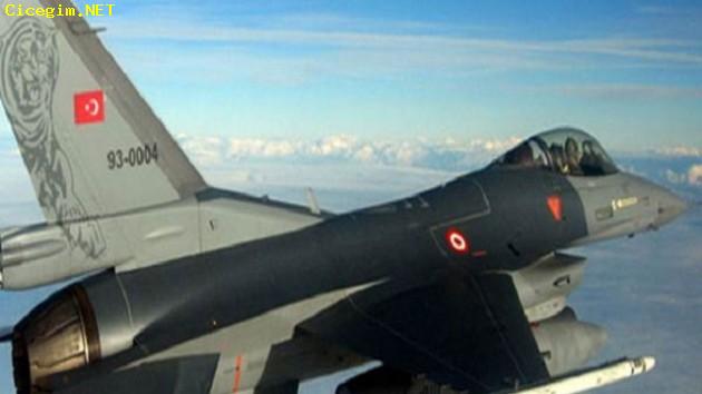 Un avión de guerra turco
