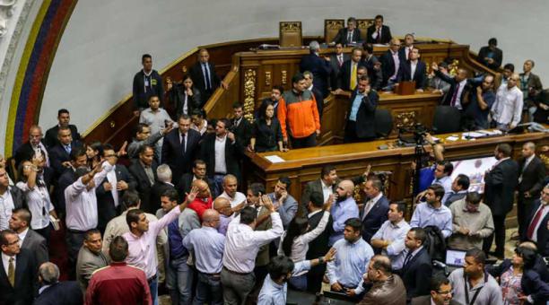Gritos y empujones en el parlamento venezolano
