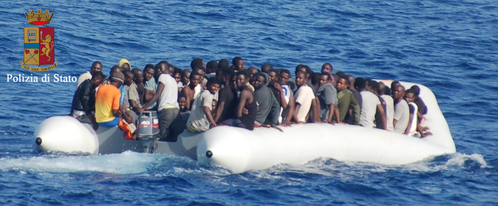 Una lancha neumática llena de emigrantes africanos entre Libia e Italia